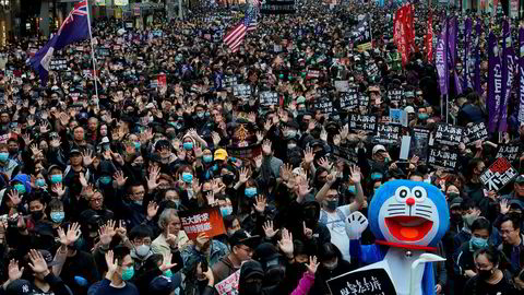 Titusener deltok i nyttårsdemonstrsjonen i Hongkong. Foto: AP / NTB scanpix