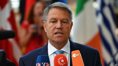 Romania's president Klaus Werner Iohannis sparker korrupsjonsjeger Laura Codruta Kovesi.