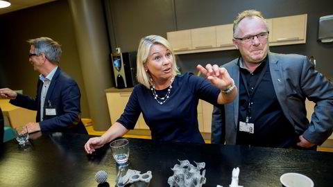 Regjeringens «katapultsentre» for nyvinninger i bedriftene er valgt ut. De skal ligge i Kristiansand og på Raufoss. Her næringsminister Monica Mæland og fiskeriminister Per Sandberg da de i fjor kunngjorde planen om opprettelse. I bakgrunnen Sverre Narvesen fra Sintef Raufoss
