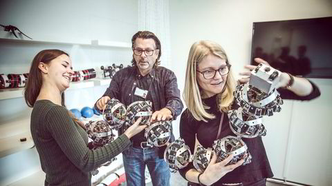 Kybernetikk-studentene går lyse jobbtider i møte. Marie Strømme Kristiansen (fra venstre), teknisk leder Stefano Bertelli og Camilla Sterud studerer her en robotslange, som blant annet kan utføre kronglete oppgaver på havbunnen.