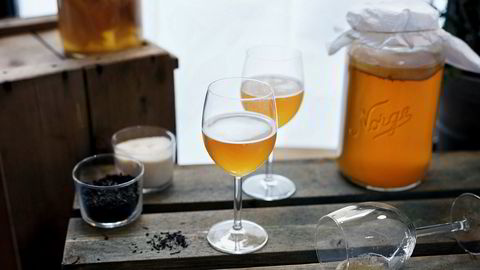 Bobler. Kombucha er sukret, fermentert te med lette bobler – en frisk drikk som kan tilsettes smaker som hylleblomst eller solbærblader
