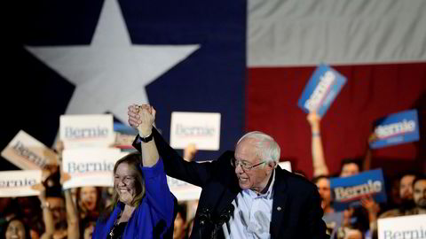 Bernie Sanders har vunnet Demokratenes nominasjonsvalg i Nevada, her fotografert etter seieren sammen med sin kone Jane.