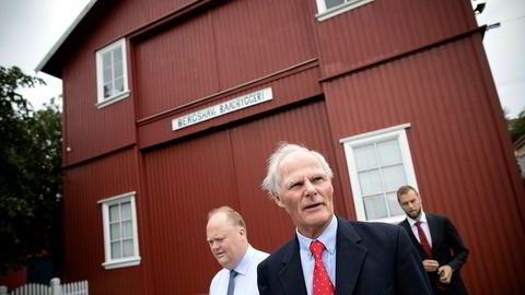 Atle Bergshaven (foran) med sønnen Ebbe til venstre og finansdirektør Andreas Hannevik i bakgrunnen utenfor rederikontorene i Hasseldalen i Grimstad.