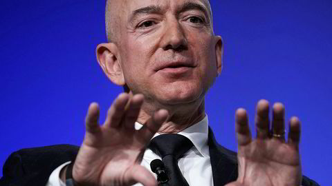 Multimilliardæren Jeff Bezos, som er toppsjefen og hovedeier i Amazon, har måttet handle for å hindre dem som vil tjene raske penger på koronakrisen.