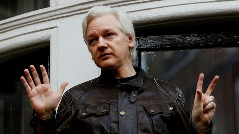 Julian Assange på balkongen til Ecuadors ambassade i London.