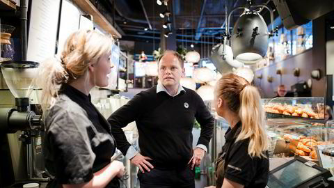 Espresso House fosser frem, men har foreløpig lav inntjening. Her er administrerende direktør Torodd Gøystdal i kafeen på Hotel Continental i Oslo sammen med de ansatte Charlotte Owesen (til venstre) og Cecilie Driveklepp.