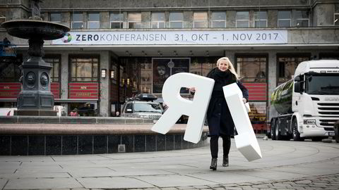 Prosjektleder for Zerokonferansen, Ingrid Aasaaren, har jobbet med konferansen siden fjorårets var ferdig. Her med to bokstaver som skal være rekvisitter.