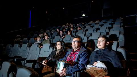 NF Kino mister publikum til giganten Odeon Kino på Storo. Aria Shokooh (15), Ava Line Shokooh (18) og pappa Alijan Shokooh bor i nærheten og går ofte til Odeon.