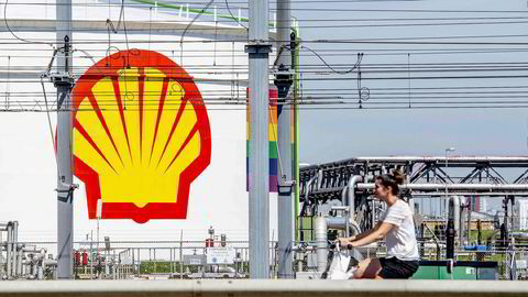 Både Total og Shell tar nå utgangspunkt i en pris på Brent-nordsjøolje på 35 dollar fatet i 2020, stigende til 40 dollar neste år, 50 dollar per fat i 2022 og 60 dollar per fat i 2023.