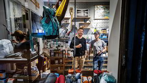 Etter gode tall for sommermånedene ser gründer Richard Lawson (til høyre) og daglig leder Magnus Jørgensen i nisjebutikken Revir muligheten til å tenke på nye prosjekter. De ønsker blant annet å utvide.