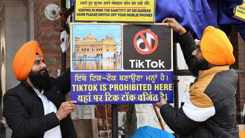 TikTok er forbudt her, heter det på skiltet foran det gylne tempel i Amritsar. Den indiske regjering har forbudt bruk av den kinesiske appen – angivelig av sikkerhetsgrunner.