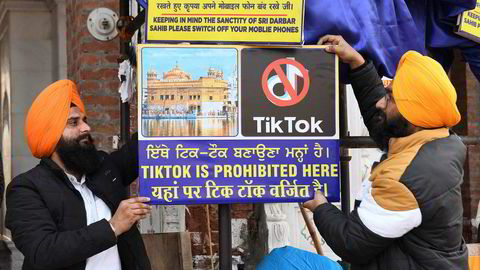 TikTok er forbudt her, heter det på skiltet foran det gylne tempel i Amritsar. Den indiske regjering har forbudt bruk av den kinesiske appen – angivelig av sikkerhetsgrunner.