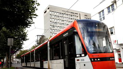 Bybanealternativet i Bergen ble valgt fordi en på bakgrunn av internasjonale erfaringer mente å vite at en bane ville ha mer effekt på reisevaneendring enn å satse på buss.