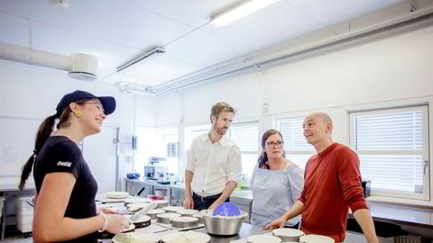 Baker Nordby er et av 250 bakerier som er blitt med i en felles salgstjeneste for kaker. Fra høyre: Gründer og hovedeier av Cake it easy, Marius Sevaldsen (38), salgssjef for Baker Nordby Monika Stoltenberg (36) og daglig leder i Cake it easy Steffen Gausmel Backe (41).