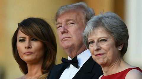 Donald Trump har innledet sitt besøk i Storbritannia med å slakte landets brexit-plan. Her står Trump sammen med sin kone Melania Trump og statsminister Minister Theresa på slottet Blenheim Palace utenfor London.