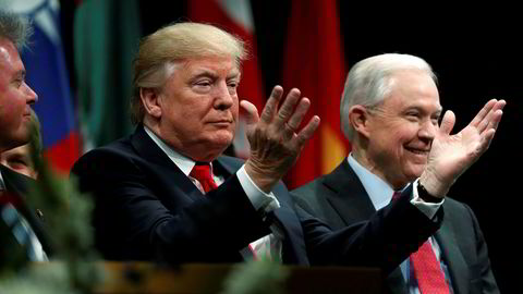 PResident Donald Trump og justisminister Jeff Sessions under avgangssermonien ved FBI-akademiet i på marinebasen Quantico i Virginia.