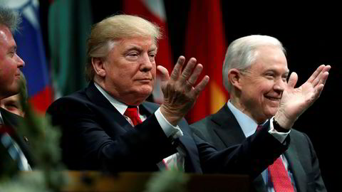 PResident Donald Trump og justisminister Jeff Sessions under avgangssermonien ved FBI-akademiet i på marinebasen Quantico i Virginia.