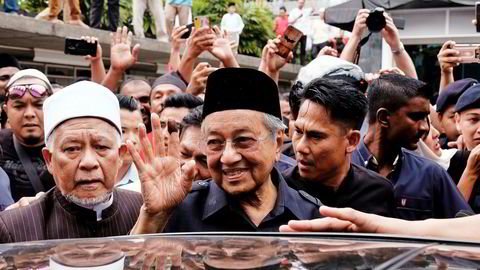 Statsminister Mahathir Mohamad (i midten) vinket til folkemengden på vei ut av nasjonalmoskeeen i Kuala Lumpur etter fredagsbønnen.