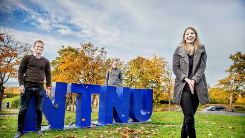 – Siden det er høyt nivå blant studentene på NTNU, er det ekstra vanskelig å få en A her, sier student Sofia Godø. Her med studiekollegene Håkon Ødegaard (til venstre) og Erlend Barstad.