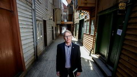 Nils Henrik Geitle, administrerende direktør i De Historiske Hotel og Spisesteder, advarer reiselivet mot å selge seg på billigsalg. Her er han i Bredsgården på Bryggen i Bergen, et område som vanligvis kryr av turister på denne tiden.