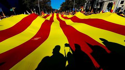 Søndag samlet tilhengere av et samlet Spania seg til demonstrasjon i gatene i Barcelona. Rundt 300.000 personer deltok i demonstrasjonen, opplyser lokale politimyndigheter til BBC.