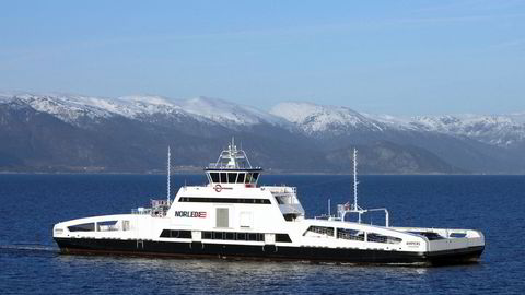 Arkivfoto fra Sogn og Fjordane av den elektriske fergen Ampere. Fergen går i trafikk mellom Lavik og Oppedal på E 39 over Sognefjorden.