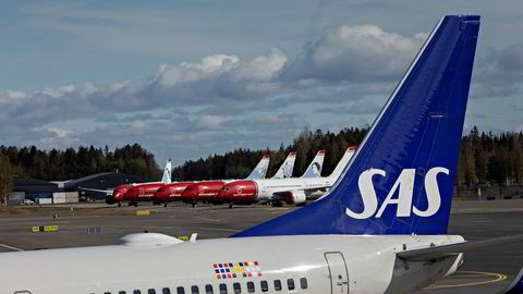 Norwegian- og SAS-fly på Gardermoen. Mens flybransjen er i krise, tilspisses konkurransen i det norske innenriksmarkedet. Det er dårlig nytt for de to selskapene, mener professor.