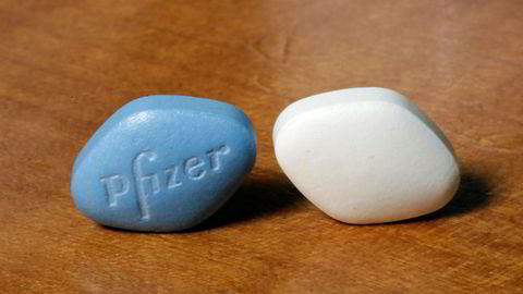 Mandag begynner Pfizer å selge den lille blå pillen til halv pris.