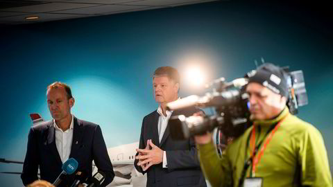 Norwegians styreleder Niels Smedegaard (til venstre) og toppsjef Jacob Schram jobber intenst med å få långivere til å godta en kriseplan, men frykter tiden er for knapp. Her fra en pressekonferanse i fjor høst, da Schram ble presentert som arvtaker etter Bjørn Kjos.