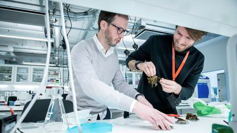 Gründer Guy Maurice i oppstartsselskapet B'zeos (til venstre) ser på tare-prøver på laboratoriet hos Sharelab sammen med Jon Funderud i Seaweed Energy Solutions.