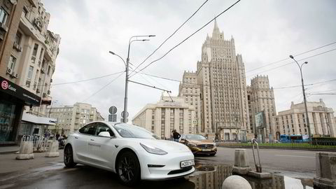 Tesla har som mål å produsere 5000 Model 3 og 2000 Model S og X i uken i tredje kvartal. Her er en Model 3 parkert utenfor utenriksdepartementet i Moskva.