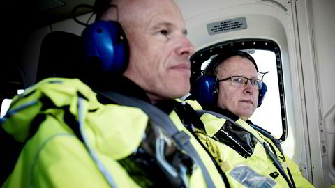 Arne Sigve Nylund (til venstre), konserndirektør, utvikling og produksjon Norge, har sammen med konsernsjef Eldar Sætre vurdert et salg av giganten Statfjord-feltet. Her om bord i helikopter som skal frakte dem ut til Troll A.