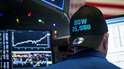 USAs økonomi går på skinner og Dow Jones-indeksne passerte for første gang i historien 25.000 poeng forrige uke. Det kan bidra til å sikre fortsatt støtte til Donald Trump.