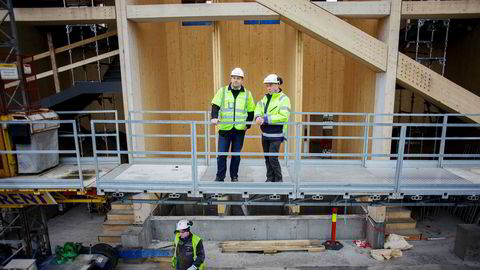 – Vi leverer massivtre i heissjaktene og til trappene. Heissjaktene i Mjøstårnet har en høyde på 76 meter, sier daglig leder Terje Strand i Woodcon til høyre med ryggen til heissjakten. Ved hans side står prosjektsjef Kent Are Kristiansen i Woodcon.