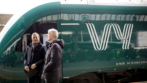 Vy vil satse tungt for å nå ambisjoner om over åtte millioner reisende innen 2031. Avbildet er konsernsjef i Vy Geir Isaksen (t.h.) og styreleder Dag Mejdell fra presentasjonen av navnebyttet fra NSB til Vy i mars i fjor.