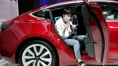 Teslas grunnlegger og toppsjef Elon Musk er imponert etter å ha tilbrakt de siste dagene i Kina. Selskapets første internasjonale fabrikk skal etableres i Shanghai med en kapasitet på en halv million biler i året når den står ferdig.