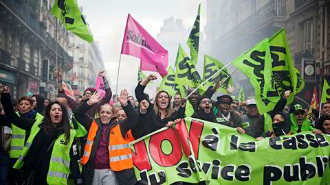 Franske jernbarnearbeidere protesterer mot president Emmanuel Macrons planer om å gjøre endringer i de gode betingelsene til de ansatte. Franske fagforeninger planlegger å streike to dager i uken for å få stoppet regjeringens reformer.
