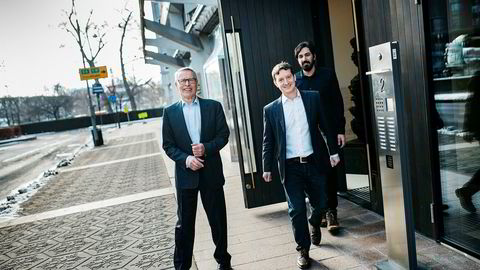 Investor Erik Must (til venstre) putter penger i Convertelligence. Her er han sammen med grunnleggerne John Antonio Nilsen og Arash Saidi (bakerst). Foto: Fartein Rudjord