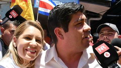 Carlos Alvarado fra Citizen Action Party (PAC), her sammen med sin kone Claudia Dobles på valgdagen søndag, ble i natt erklært vinneren av valget i Costa Rica.