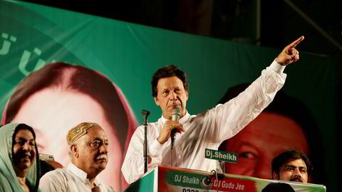 Den tidligere cricketlegenden og playboyen Imran Khans parti Pakistan Tehreek-e-Insaf er den store utfordreren under valget i Pakistan på onsdag. Khan skal ha støtte fra militæret.