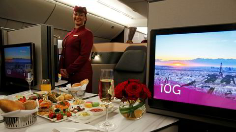 Qatar Airways viser frem sine seter for business class på en Boeing 777. Det måtte en pandemi til for å avvenne vonde vaner, skriver artikkelforfatteren.