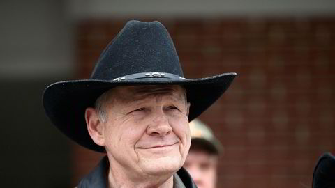 Roy Moore tapte senatorvalget. Her snakker han med pressen etter at han tirsdag kom ridende til stemmelokalet.