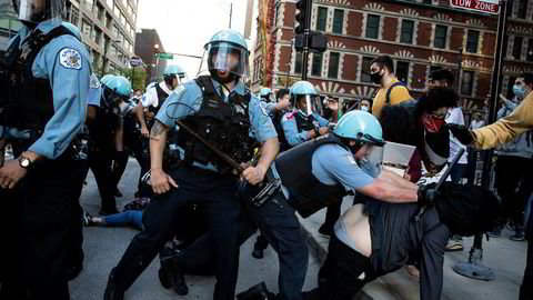 Politibetjenter i Chicago slår til mot demonstranter etter at tusener tok til gatene i byen som følge av dødsfallet til George Floyd sist søndag.