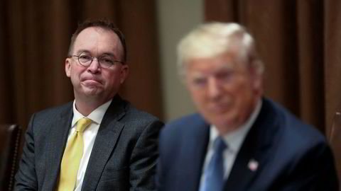 Mick Mulvaney (til venstre) er ferdig som stabssjef for president Donald Trump i Det hvite hus.
