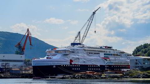 Kleven Verft har cirka 300 millioner kroner i gjeld. Dette bildet er fra i fjor sommer, da verftet fullførte byggingen av to Hurtigruten-skip.