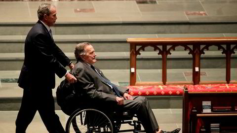 Tidligere president George H.W. Bush (93) er innlagt på sykehus. Her trilles han i rullestol av sin sønn George W. Bush under begravelsen til tidligere førstedame Barbara Bush.