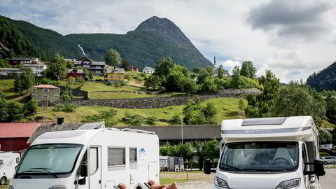 Tyske turister ferierer normalt i Norge i 15 dager i strekk og kjører ofte egen bil eller bobil. Her bilde av bobilturister i Geiranger.