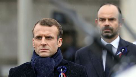 Frankrikes president Emmanuel Macron (foran) bytter ut både innenriksminister og justisminister i landets nye regjering. Bak Macron står Edouard Philippe som gikk av som statsminister forrige uke.