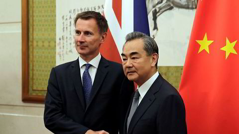 Storbritannias nye utenriksminister Jeremy Hunt hilser på sin kinesiske kollega Wang Yi i Beijing mandag.