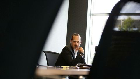 Seadrills konsernsjef Anton Dibowitz brukte morgentimene på kontoret i London til å ringe selskapets kunder for å orientere om beslutningen om å søke konkursbeskyttelse i Texas.